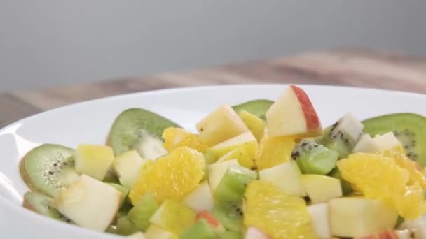 Ensalada de frutas. Las semillas de granada caen. — Vídeos de Stock