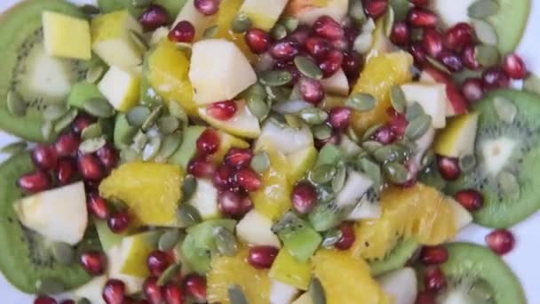 Salad buah. Putaran. Buah segar. — Stok Video