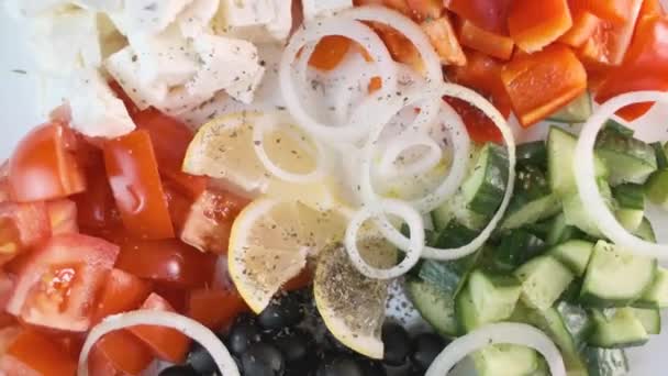 Griekse salade. Ingrediënten. Verse groenten. — Stockvideo