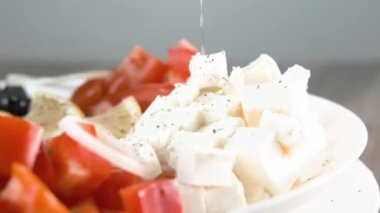 Yunan salatası. Malzemeler. Döndürme. Sebzeler.