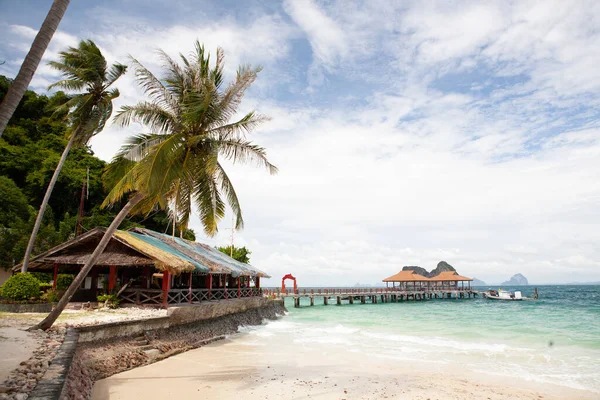 Strand Pálmafákkal Bungalóval Phuket Thaiföld — Stock Fotó