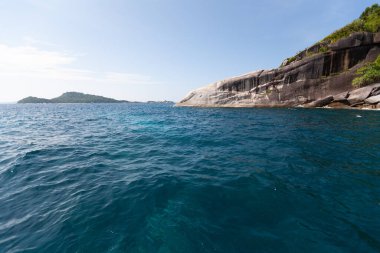 Tayland 'daki tekneden ada sahili manzarası