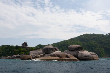 Similan Ulusal Parkı, Tayland 'da kayalık kıyı manzarası