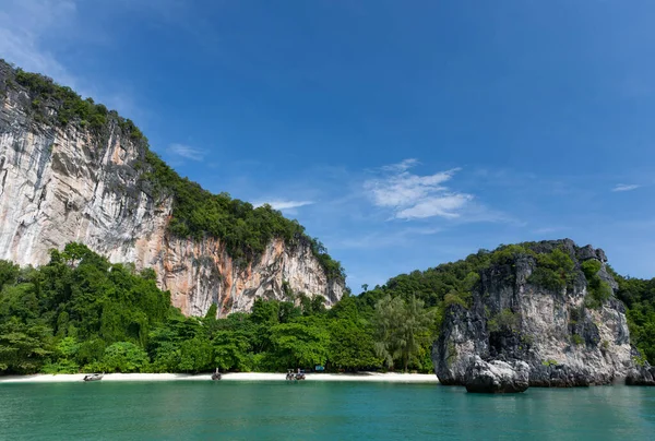 Sand Beach Green Rocks Hong Island Thailand — Stock Photo, Image