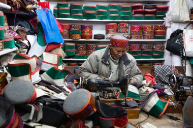 Geleneksel şapkalar yapan terzi - Himachali şapkaları, Manali, Himachal Pradesh, Hindistan