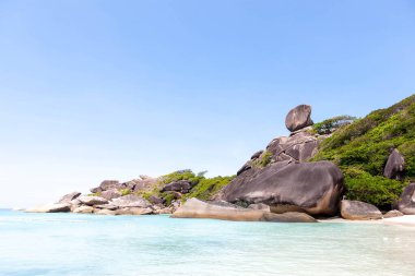 Similan Ulusal Parkı 'ndaki taş heykel ve kumsal