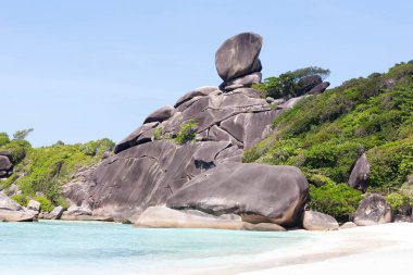 Similan Ulusal Parkı 'ndaki taş heykel ve kumsal
