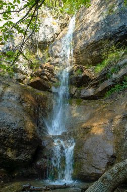 Yazın şelaleli manzara