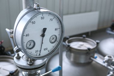 Fabrikadaki alkol içecek üretim endüstrisi için ekipman