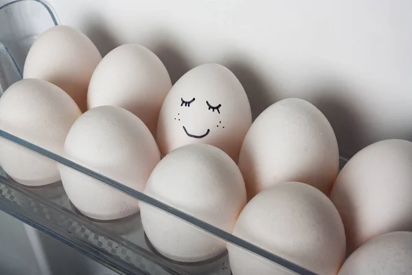 Buzdolabındaki Beyaz Yumurtalarda Gülümseyen Yumurta — Stok fotoğraf