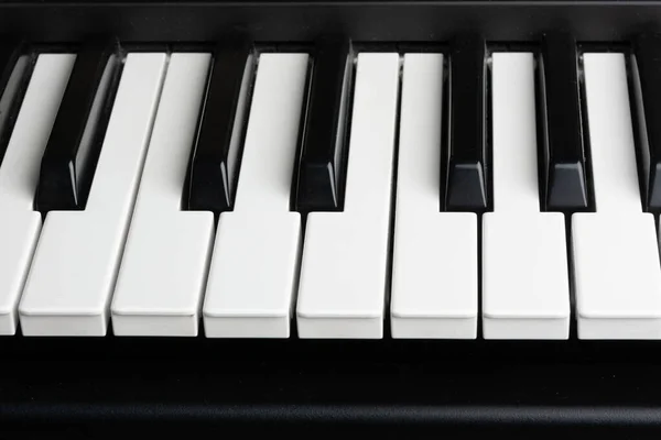 Piyano tuşlarına yakın çekim