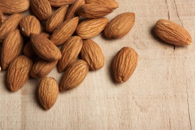 Tahta masada badem fıstığının yakın çekimi.