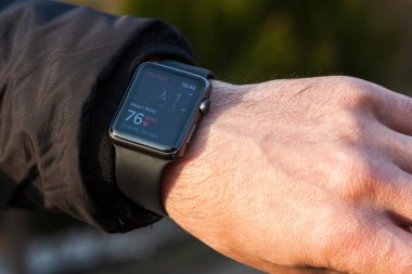 Bir adam kalp atışlarına bakar, Moskova, Rusya 01.2021