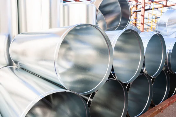 İnşaat alanındaki metal borular