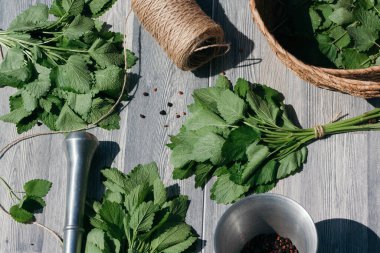 Tıbbi kaplar düz, Melissa ya da limon merhemi.