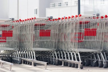 Ardarda alışveriş arabaları