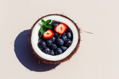 Hindistan cevizinin yarısı böğürtlen dolu.