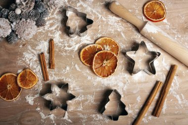 Noel pişirme düzlüğü un ve mutfak gereçleri ile