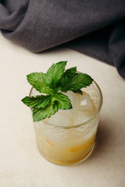 Buzlu limonata ve bardakta nane