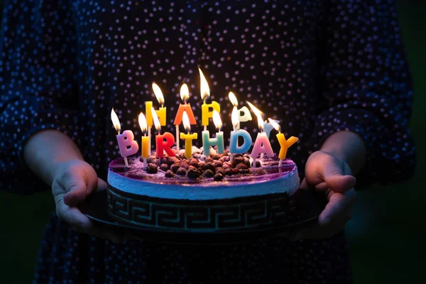 Mumları yanan doğum günü pastası