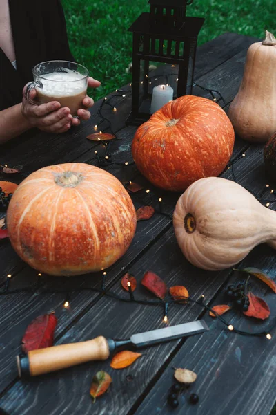Cadılar Bayramı süslemeleri Tahta masa üzerinde balkabakları.
