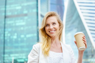 Kahve için güzel bir kadınla