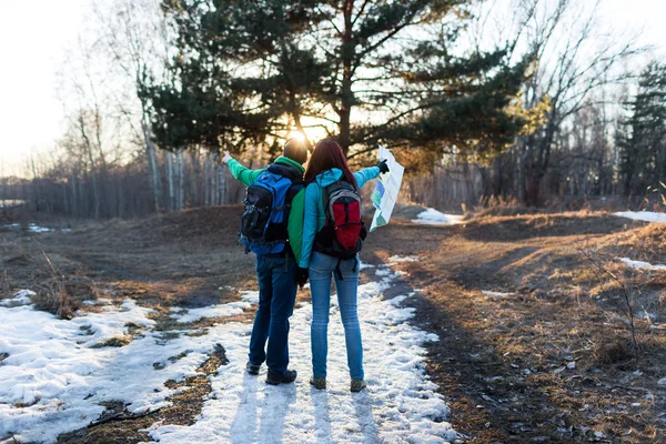 Paar in voorjaar bos wandelen. — Stockfoto