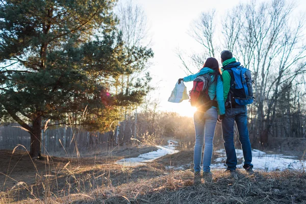 Paar in voorjaar bos wandelen. — Stockfoto