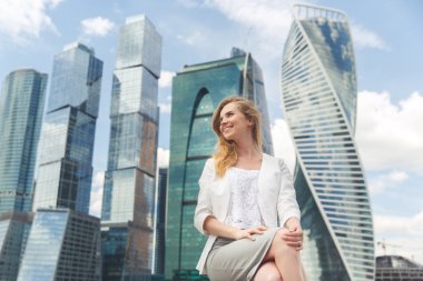 Office buidings karşı oturan genç kadın.