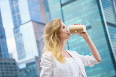 sokakta kahve içme içinde genç kız