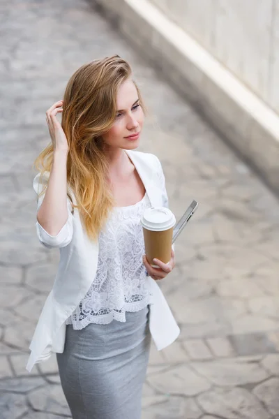 Junge stilvolle Frau trinkt Kaffee — Stockfoto