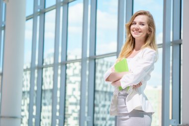 ofiste genç mutlu erkek