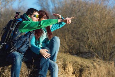 Genç çift sırt çantaları ile hiking.
