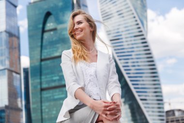 Office buidings karşı oturan genç kadın.