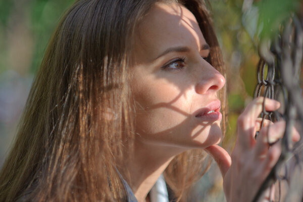 портрет молодой красивой брюнетки
