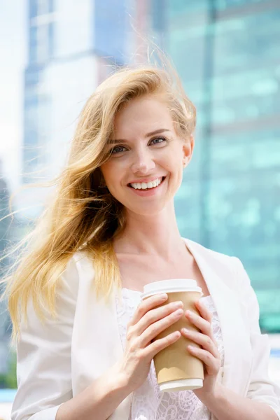 Schöne Frau mit Kaffee zu — Stockfoto