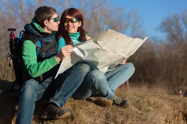 Genç çift sırt çantaları ile hiking. — Stok fotoğraf