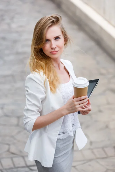 커피를 마시는 젊은 세련 된 여자 — 스톡 사진