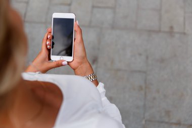 bir telefon elinde tutan kız