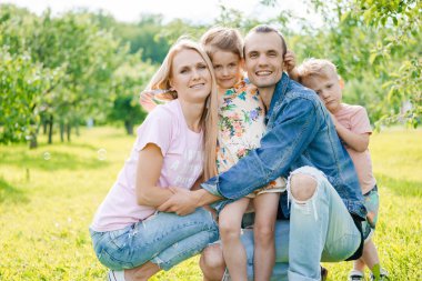 Mutlu bir ailenin portresi.