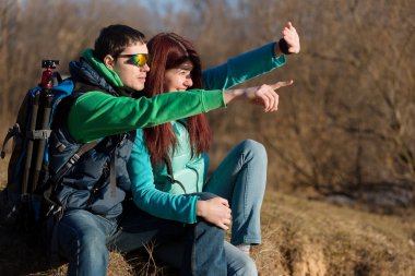 Genç çift sırt çantaları ile hiking.