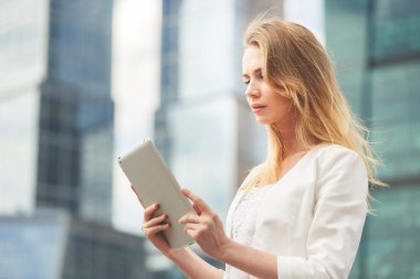 güzel bir kadın sokağa elektronik sekmesini kullanma