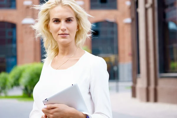 Mulher de negócios feliz com tablet pc — Fotografia de Stock