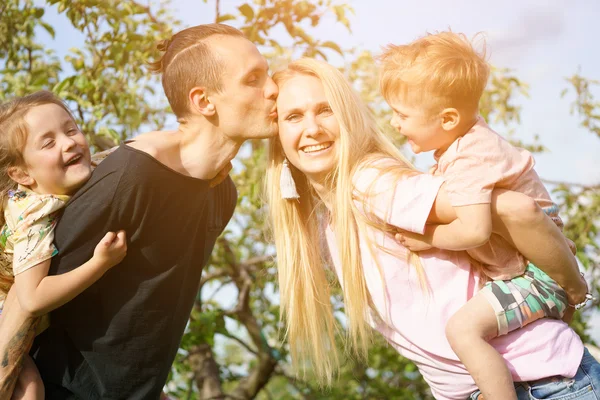 Porträtt av en lycklig familj utomhus — Stockfoto