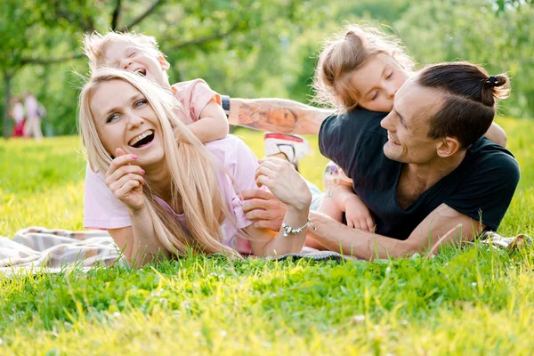 Famille couché sur l'herbe dans la campagne — Photo