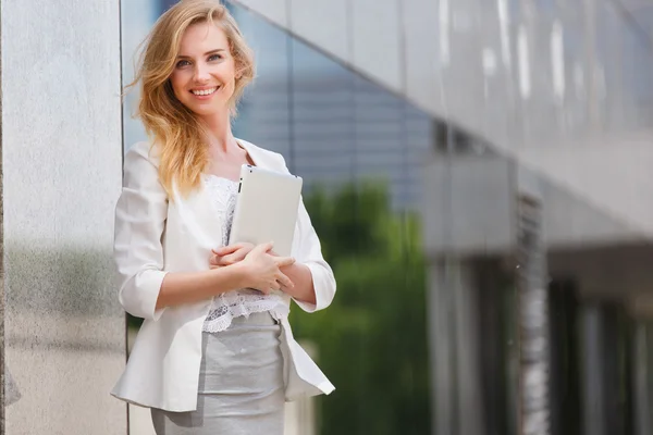 Hermosa mujer usando pestaña electrónica — Foto de Stock