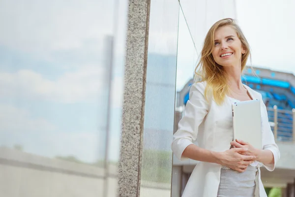 Primer plano de hermosa mujer de negocios con tableta — Foto de Stock