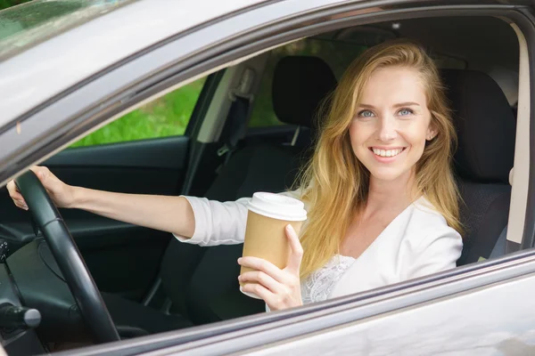 Mujer sonriente sentada en el coche —  Fotos de Stock