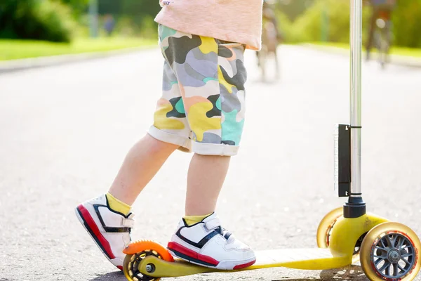 Closeup view with legs on scooter — Stock Photo, Image