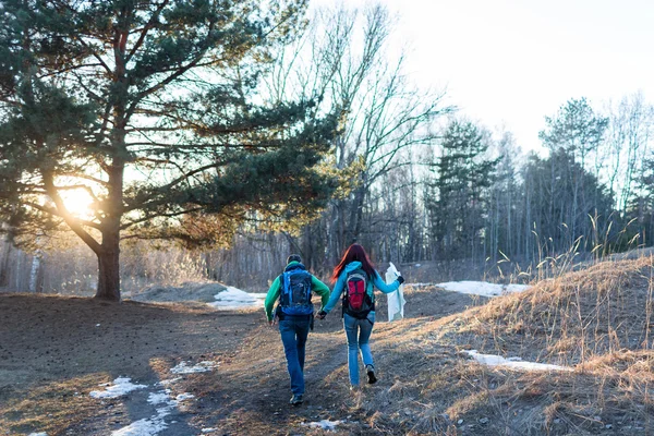 Paar in voorjaar bos wandelen. — Stockfoto